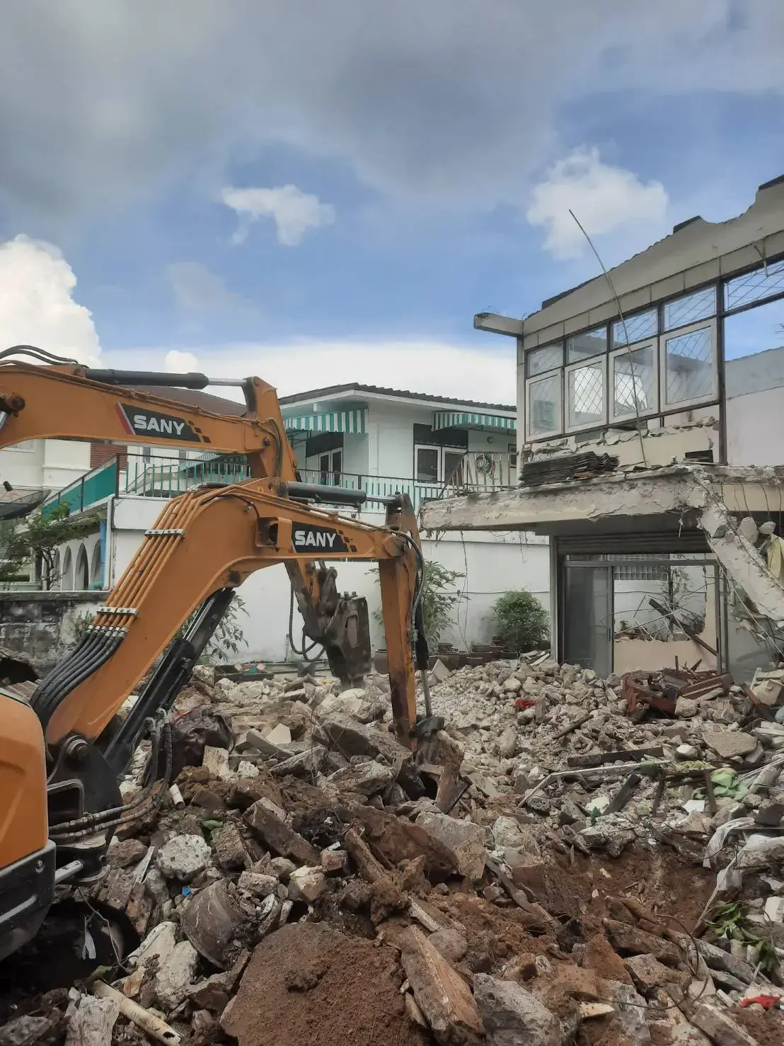 ทุบทาวน์โฮมแปลงมุม รีโนเวทเปิดพื้นที่อยู่อาศัยใหม่ - สภาพเดิมก่อนทุบ